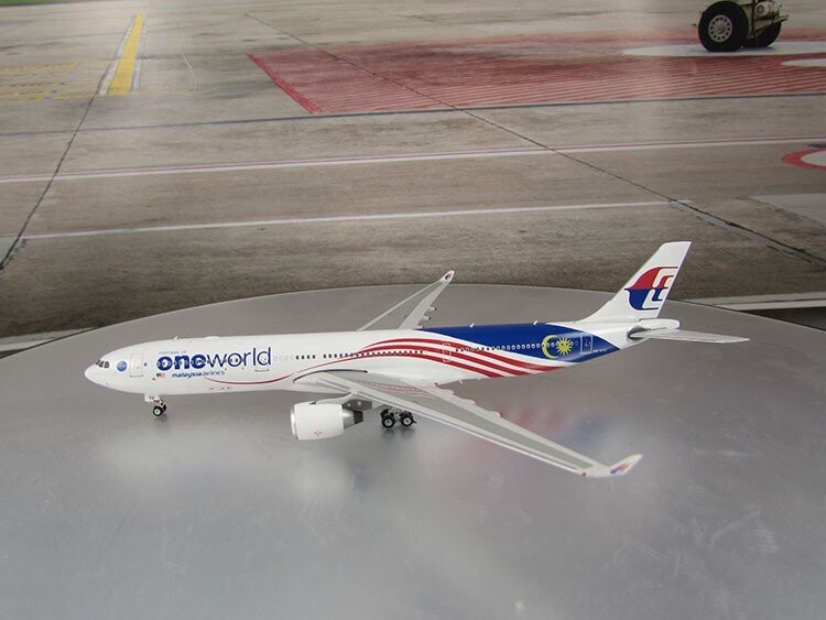 1/400 scale Malaysia Airlines A330-300 One World Livery Reg No. 9M-MTE