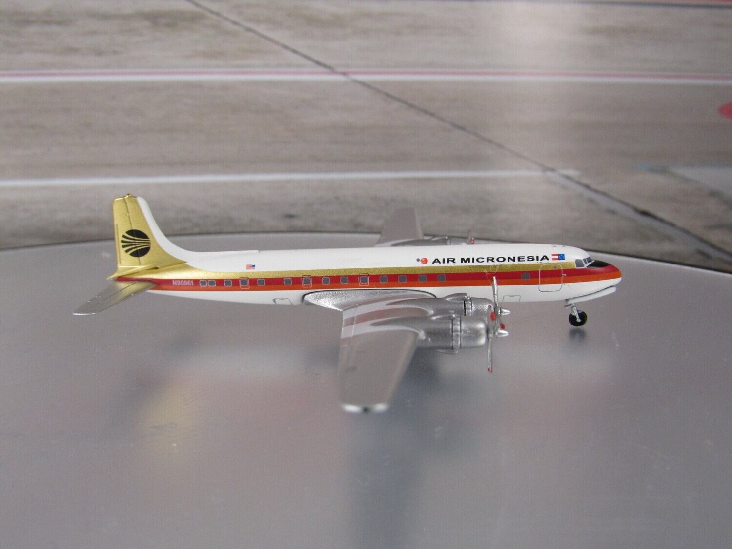 1/400 Air Micronesia DC-6 Reg No. N90961
