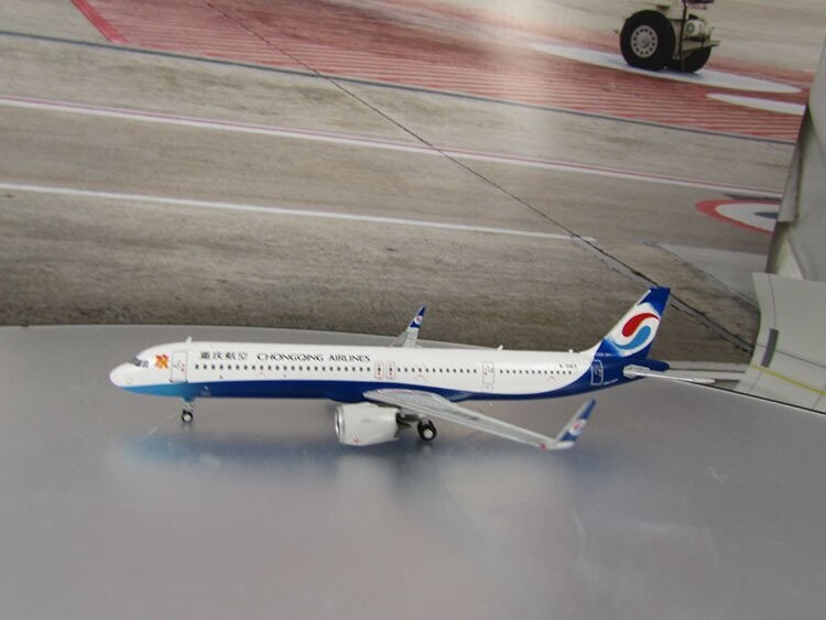 1/400 scale Chongoing Airlines A321neo (ltd 180) Reg No. B-30E3