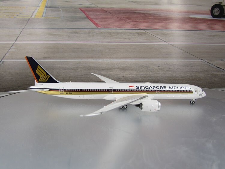 1/400 scale Singapore Airlines 787-10 1000th 787 Livery Reg No. 9V-SCP