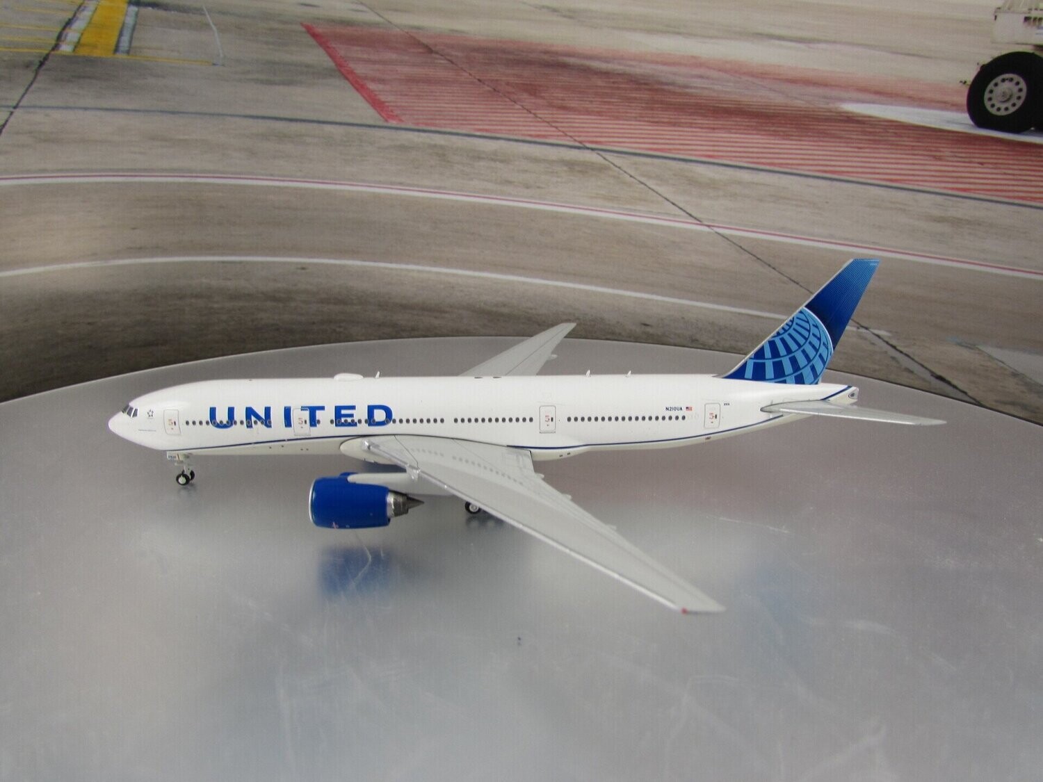 1/400 scale United Airlines 777-200 New Livery Reg No. N210UA