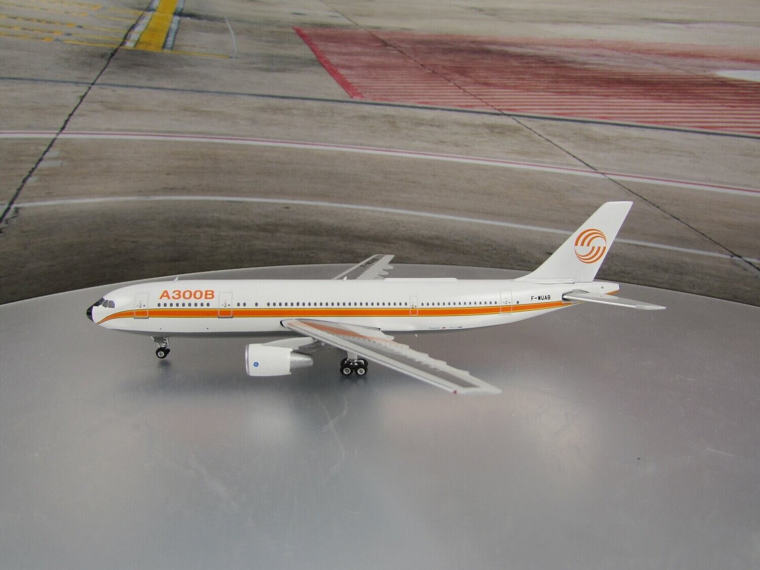 1/400 scale Airbus A300-B4-203 1970s Delivery Colors Reg No. F-WUAB