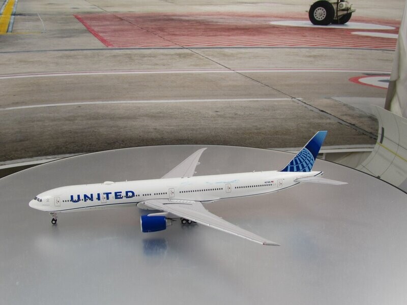 1/400 United Airlines 777-300ER