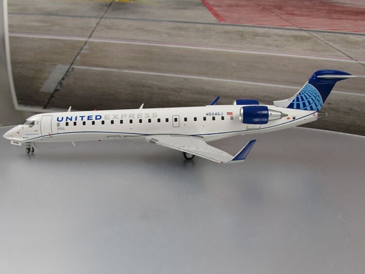 United Express/Go Jet Bombardier CRJ 550 (New Livery) N504GJ