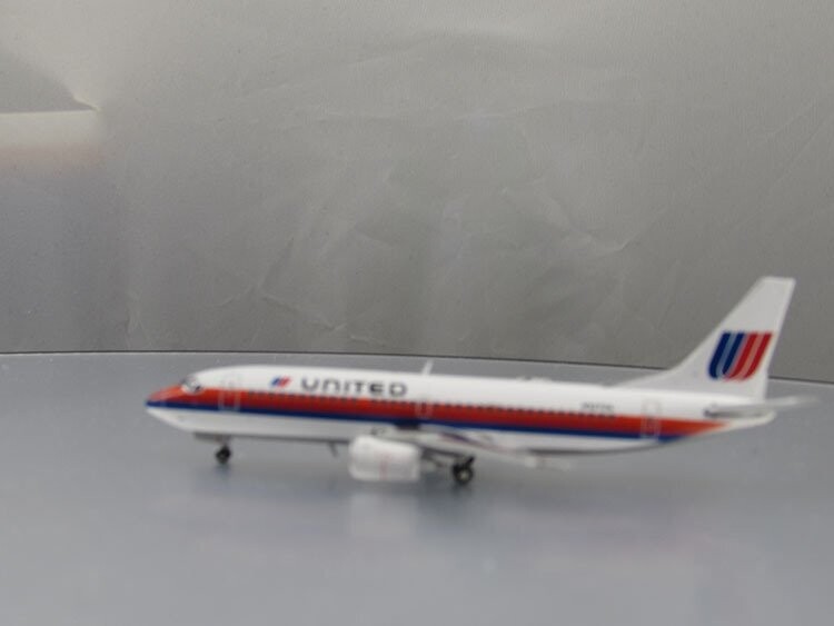 United Airlines (Saul Bass Livery) N327UA