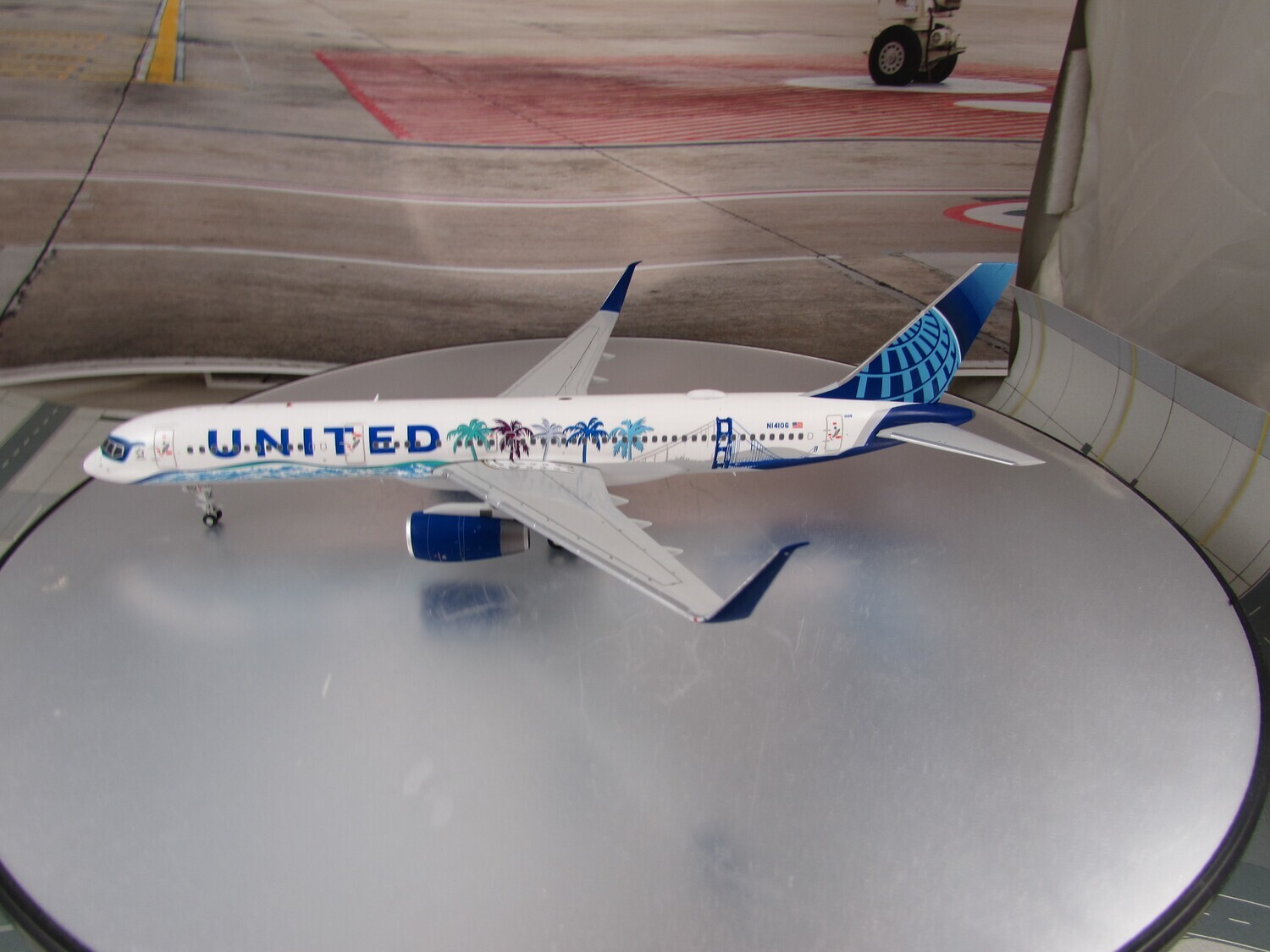 United 757-200 Her Art Here Livery