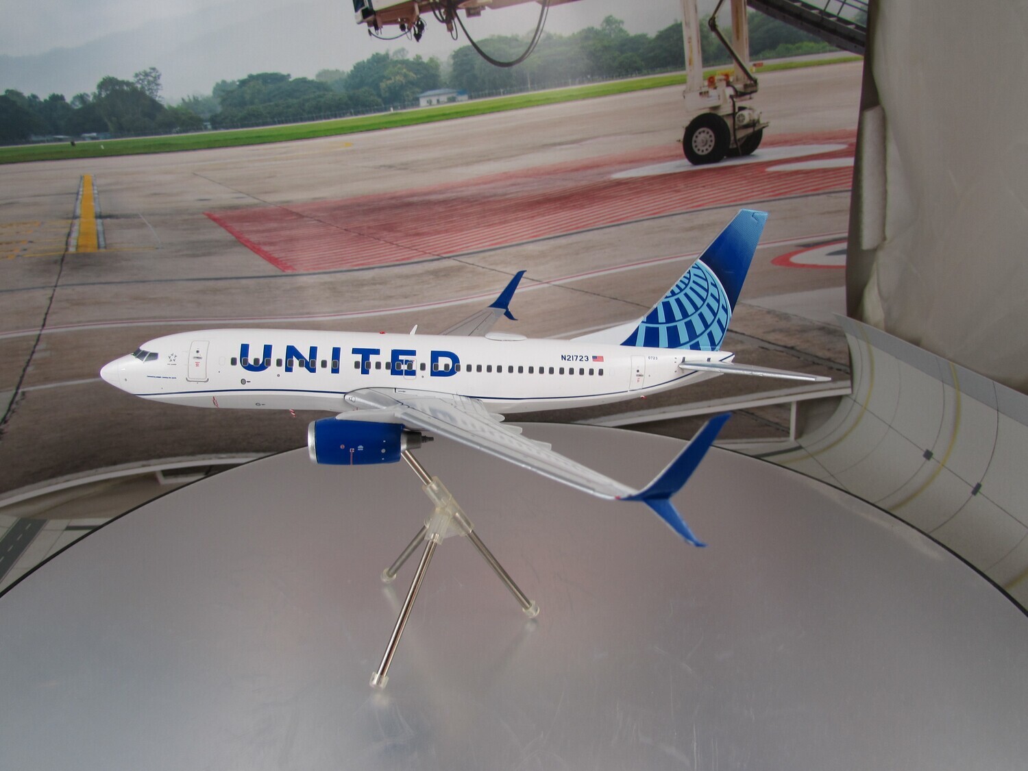United 737-700 New Livery