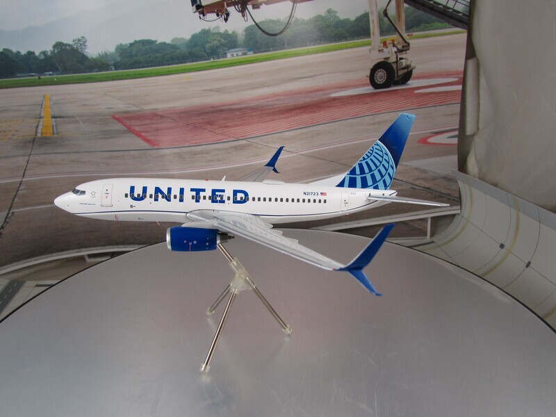 United 737-700 New Livery