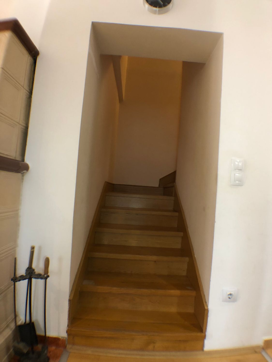 A Töröcskei városrész kapujában, igazán csendes és nagyon jól megközelíthető utcában eladó egy kétszintes, nagy családi ház.