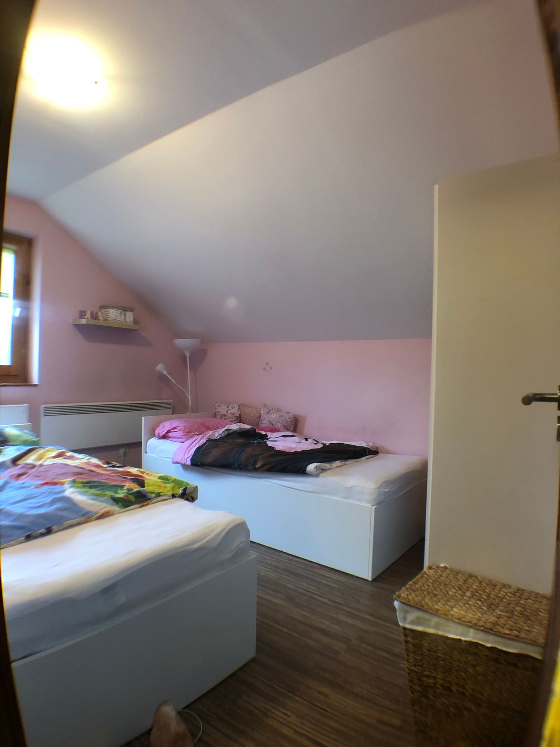 A Töröcskei városrész kapujában, igazán csendes és nagyon jól megközelíthető utcában eladó egy kétszintes, nagy családi ház.