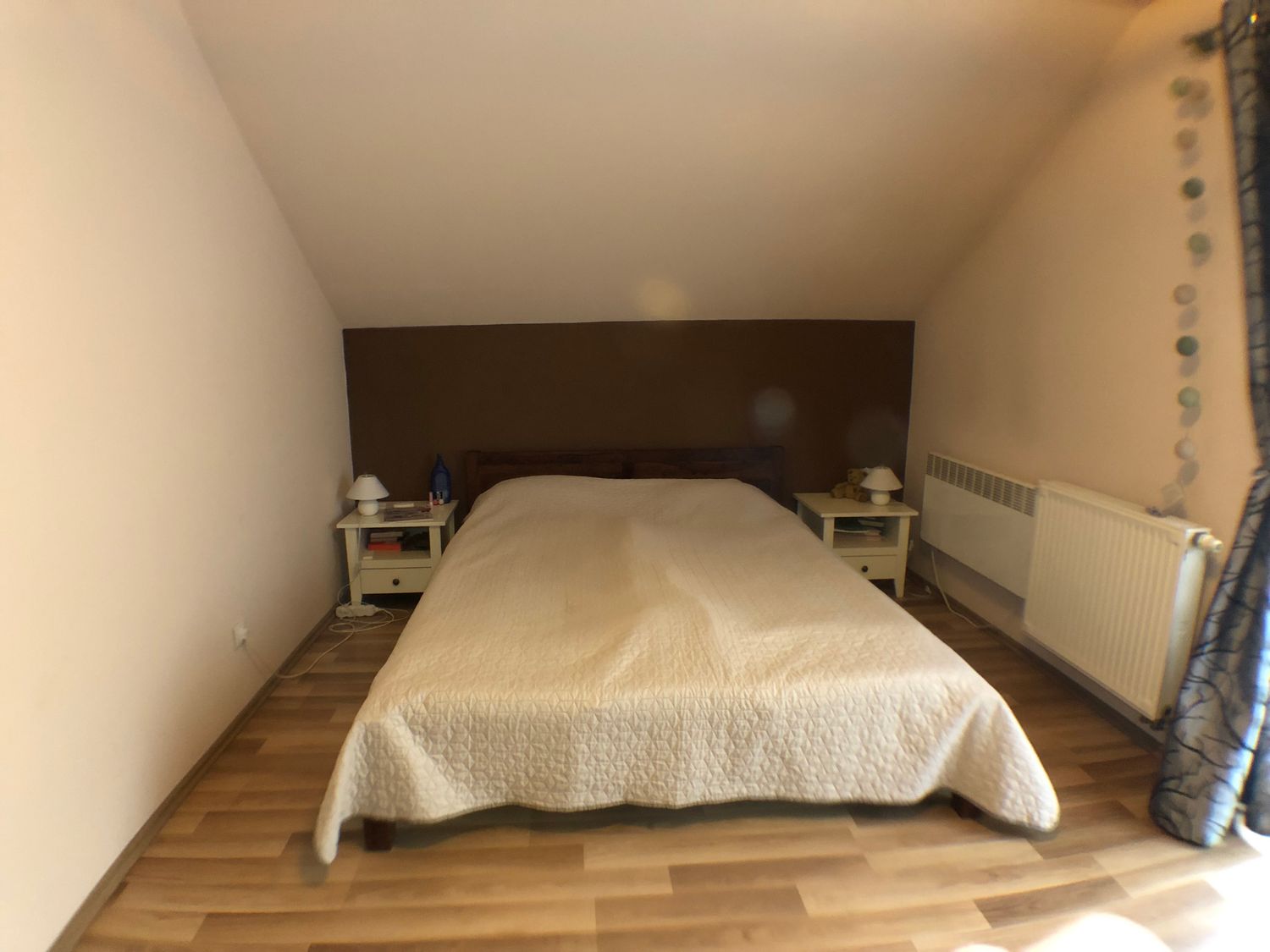 A Töröcskei városrész kapujában, igazán csendes és nagyon jól megközelíthető utcában eladó egy kétszintes, nagy családi ház.