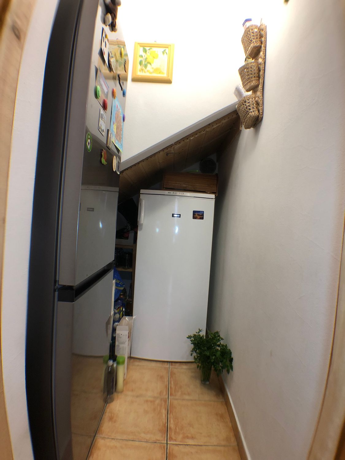 A Töröcskei városrész kapujában, igazán csendes és nagyon jól megközelíthető utcában eladó egy kétszintes, nagy családi ház.