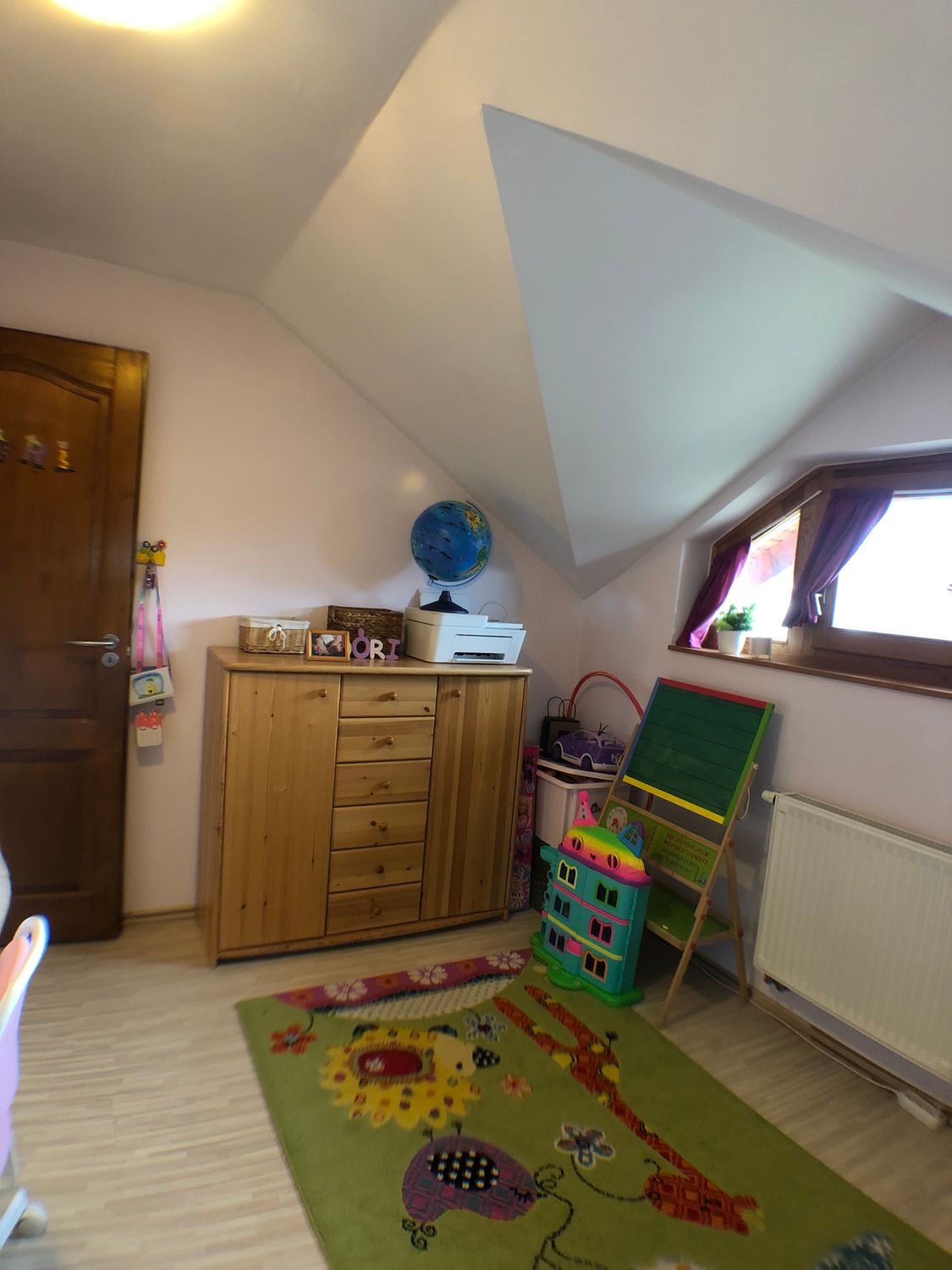 A Töröcskei városrész kapujában, igazán csendes és nagyon jól megközelíthető utcában eladó egy kétszintes, nagy családi ház.