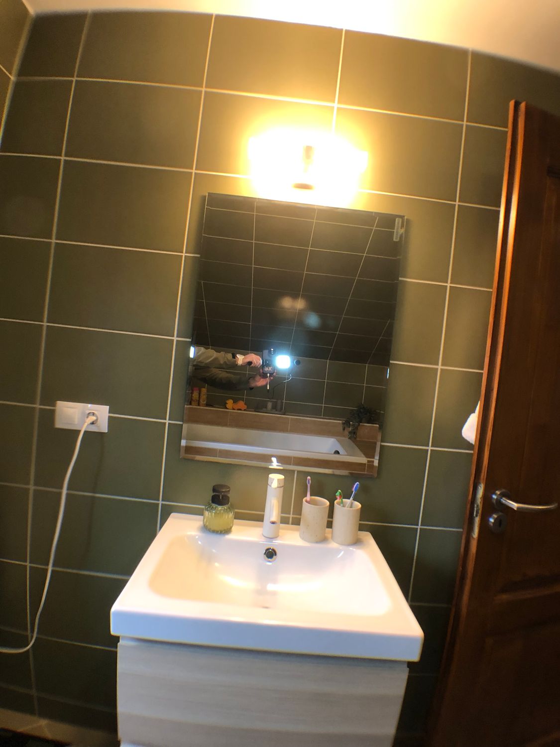 A Töröcskei városrész kapujában, igazán csendes és nagyon jól megközelíthető utcában eladó egy kétszintes, nagy családi ház.