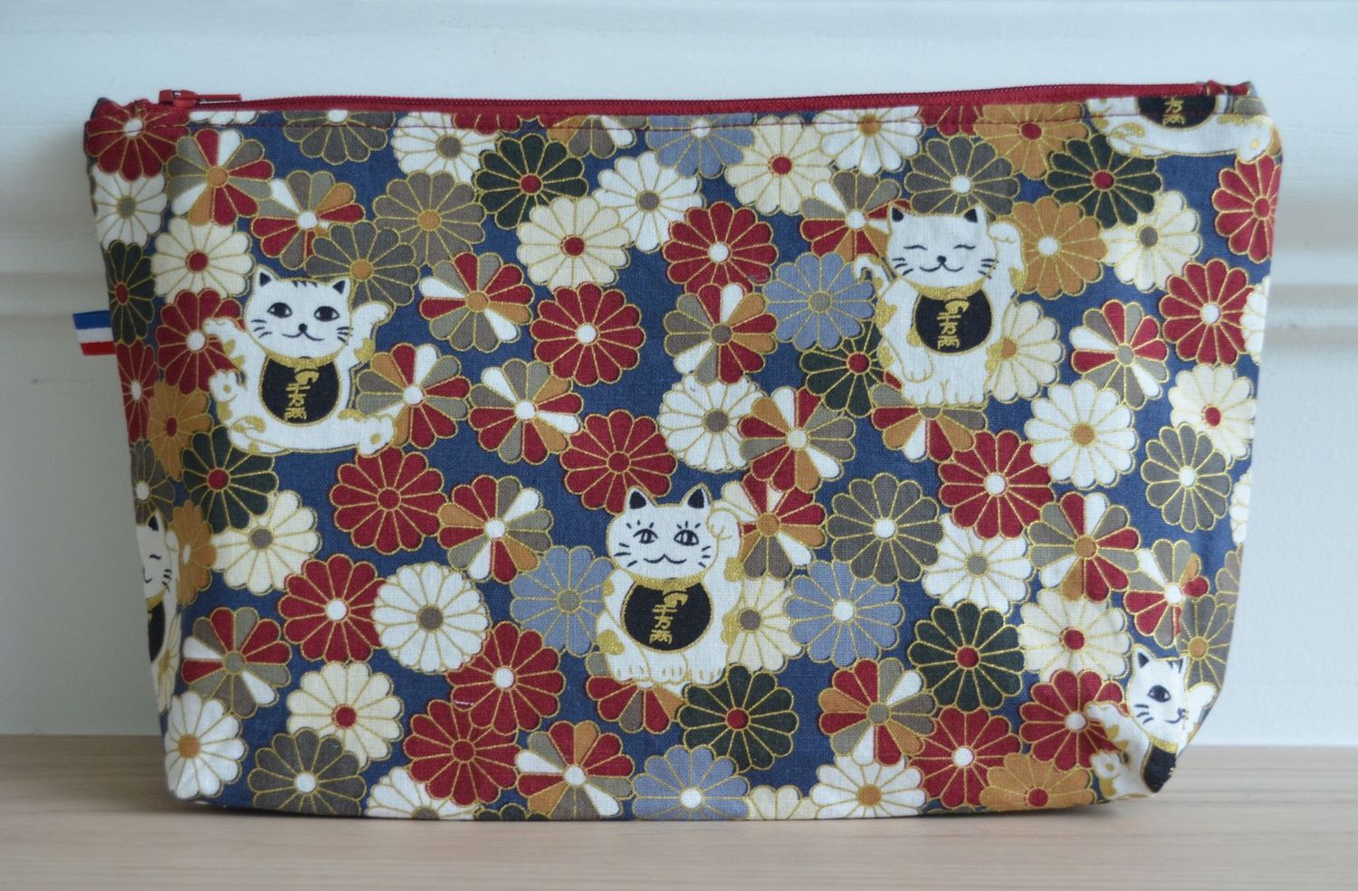 Pochette "Chat chanceux – Maneki-neko & fleurs dorées"