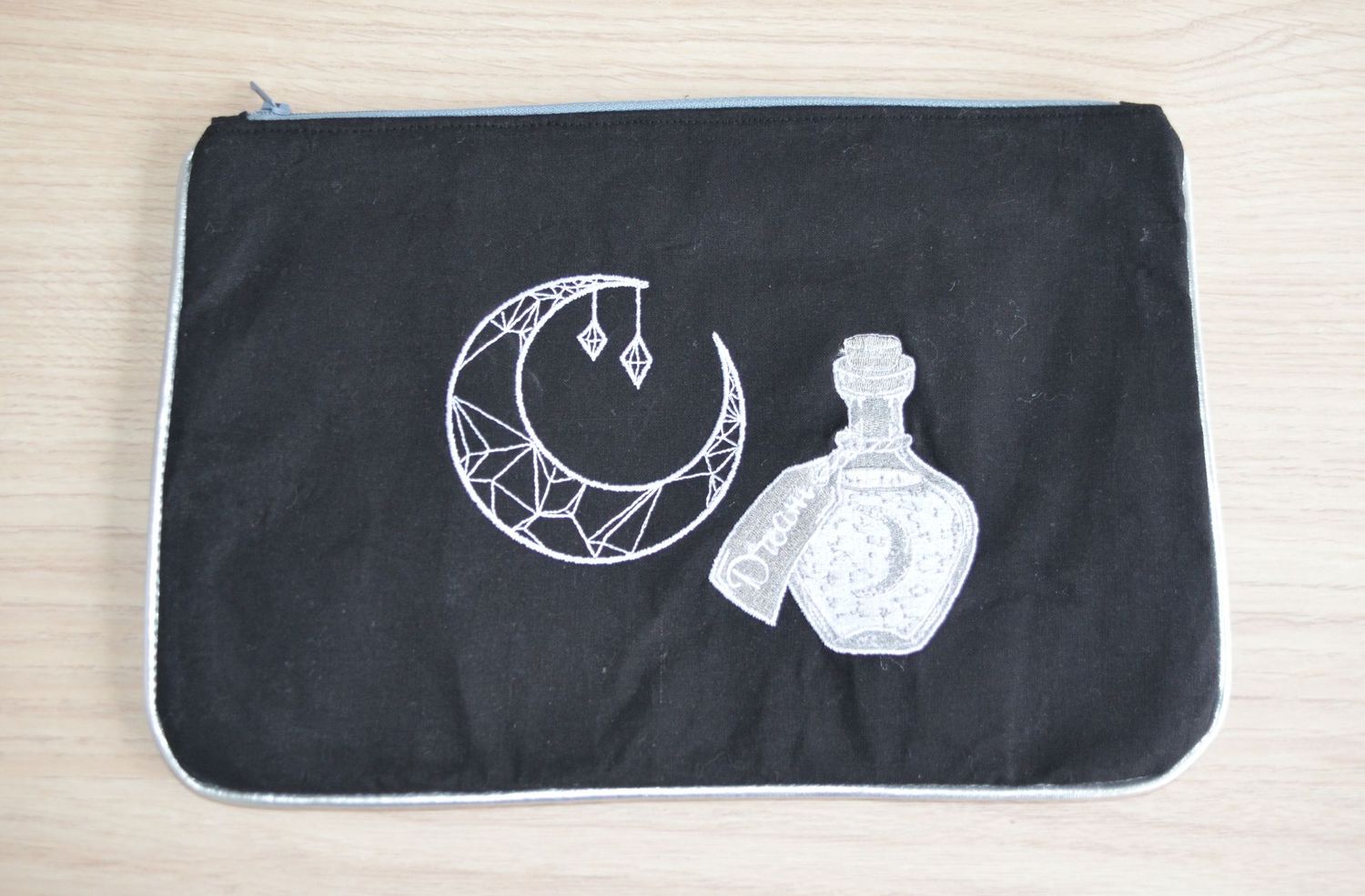 Pochette "Potion de rêve" – Lune & magie brodée