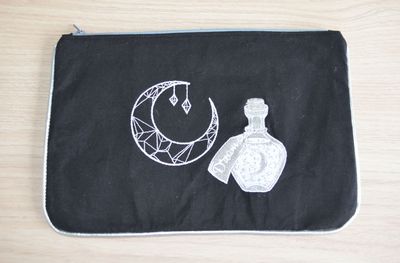 Pochette Pochette "Potion de rêve" – Lune & magie brodée
