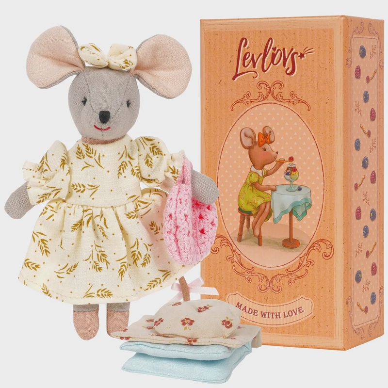 Mouse and Wild Berry Dessert
