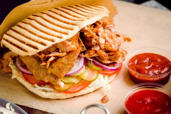 Kebabs pitas maizē