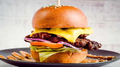 Jēra gaļas burgeris