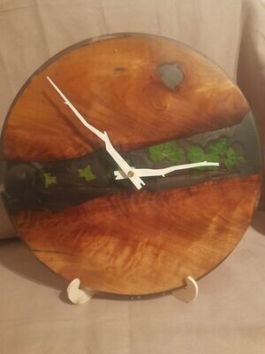 Holz und Epoxid Wanduhr " Efeu" 30 cm