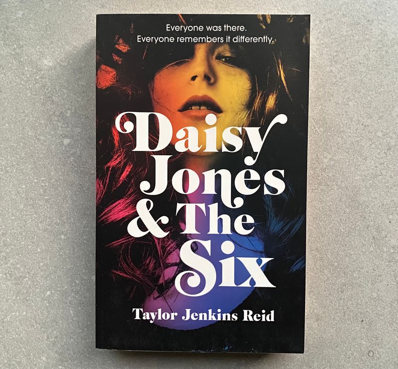 Daisy Jones &amp; The Six - Taylor Jenkins Reid (Book)