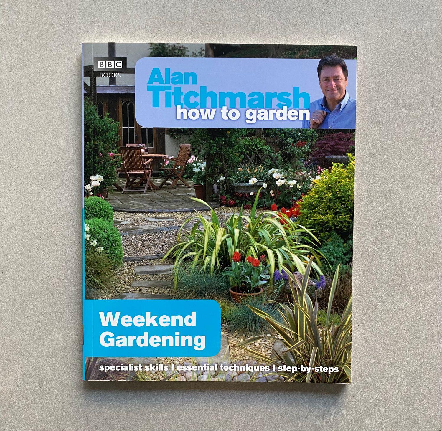 How to Garden: A Practical Introduction to Gardening -  Alan Titchmarsh (Book)