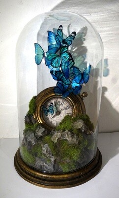 Horloge aux papillons bleus