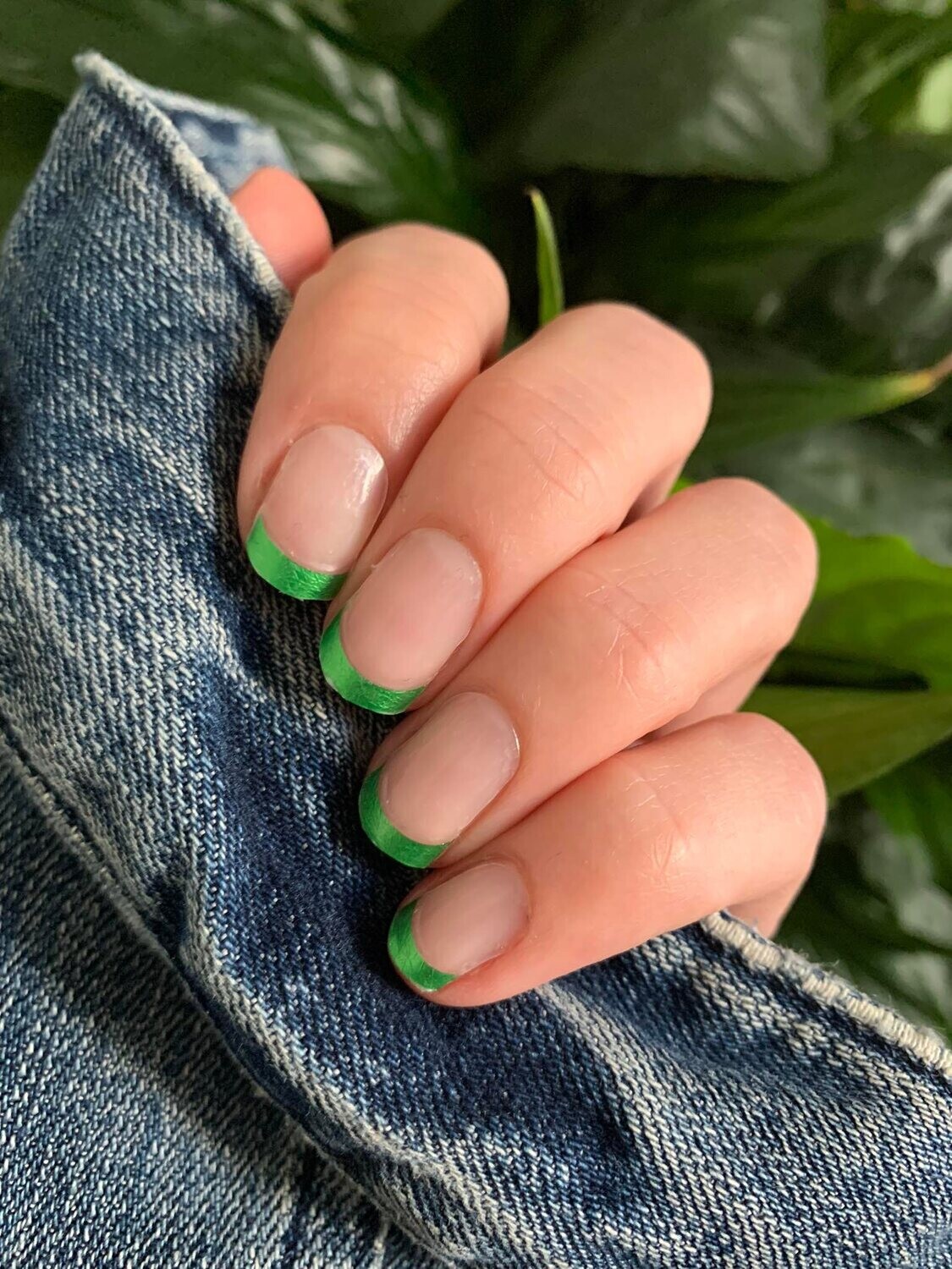 French in Green, teiltransparent, 16-er Nagelfolie