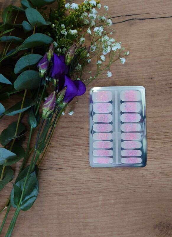 Adorable Girl, teiltransparent, 16-er Nagelfolie Adorable Girl, teiltransparent, 16-er Nagelfolie