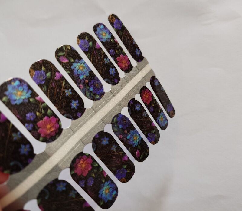 Flowers on Black, pearly, 16-er Nagelfolie Flowers on Black, pearly, 16-er Nagelfolie