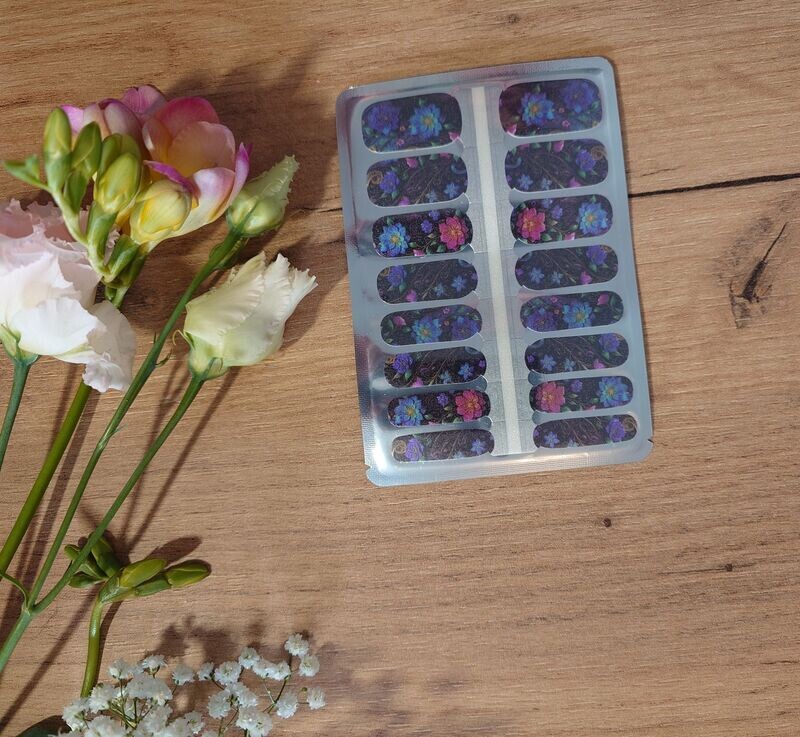 Flowers on Black, pearly, 16-er Nagelfolie Flowers on Black, pearly, 16-er Nagelfolie