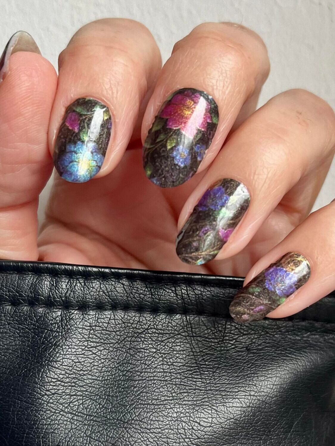 Flowers on Black, pearly, 16-er Nagelfolie