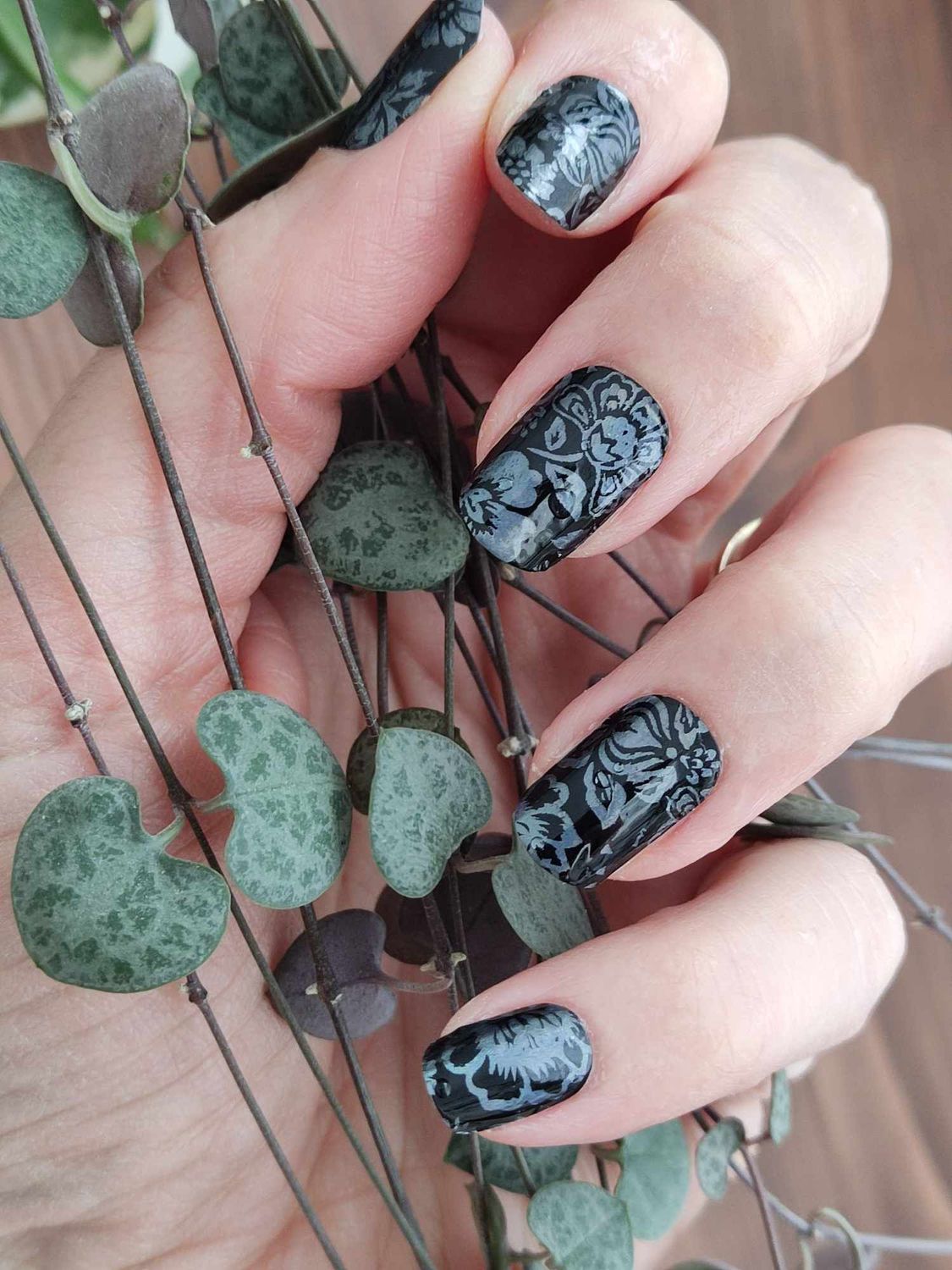 Black Garden, 16er-Nagelfolie