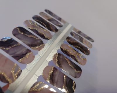 Dark Marble, semitransparent, 16-er Nagelfolie Magic Nail Wraps wieder da! Dark Marble, semitransparent, 16-er Nagelfolie Magic Nail Wraps wieder da!