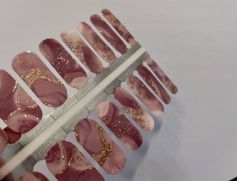 Rosewood Glamour, semitransparente 16-er Nagelfolie Magic Nail Wraps Rosewood Glamour, semitransparente 16-er Nagelfolie Magic Nail Wraps