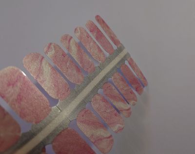 Strawberry Marble, Pearl-Shimmer-Finish, 16er-Nagelfolie Magic Nail Wraps Strawberry Marble, Pearl-Shimmer-Finish, 16er-Nagelfolie Magic Nail Wraps