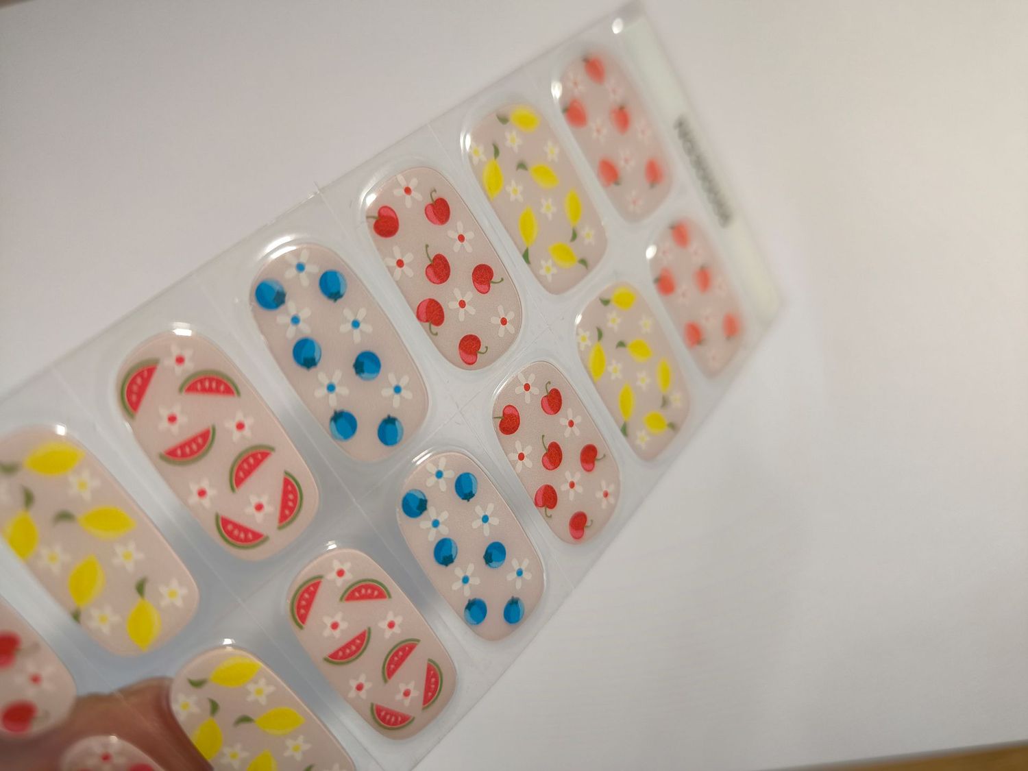 Tutti Frutti, auf zartrosa Base, UV-Gel-Folie, 30er-Nagelfolie, Magic Nail Wraps, NG300056