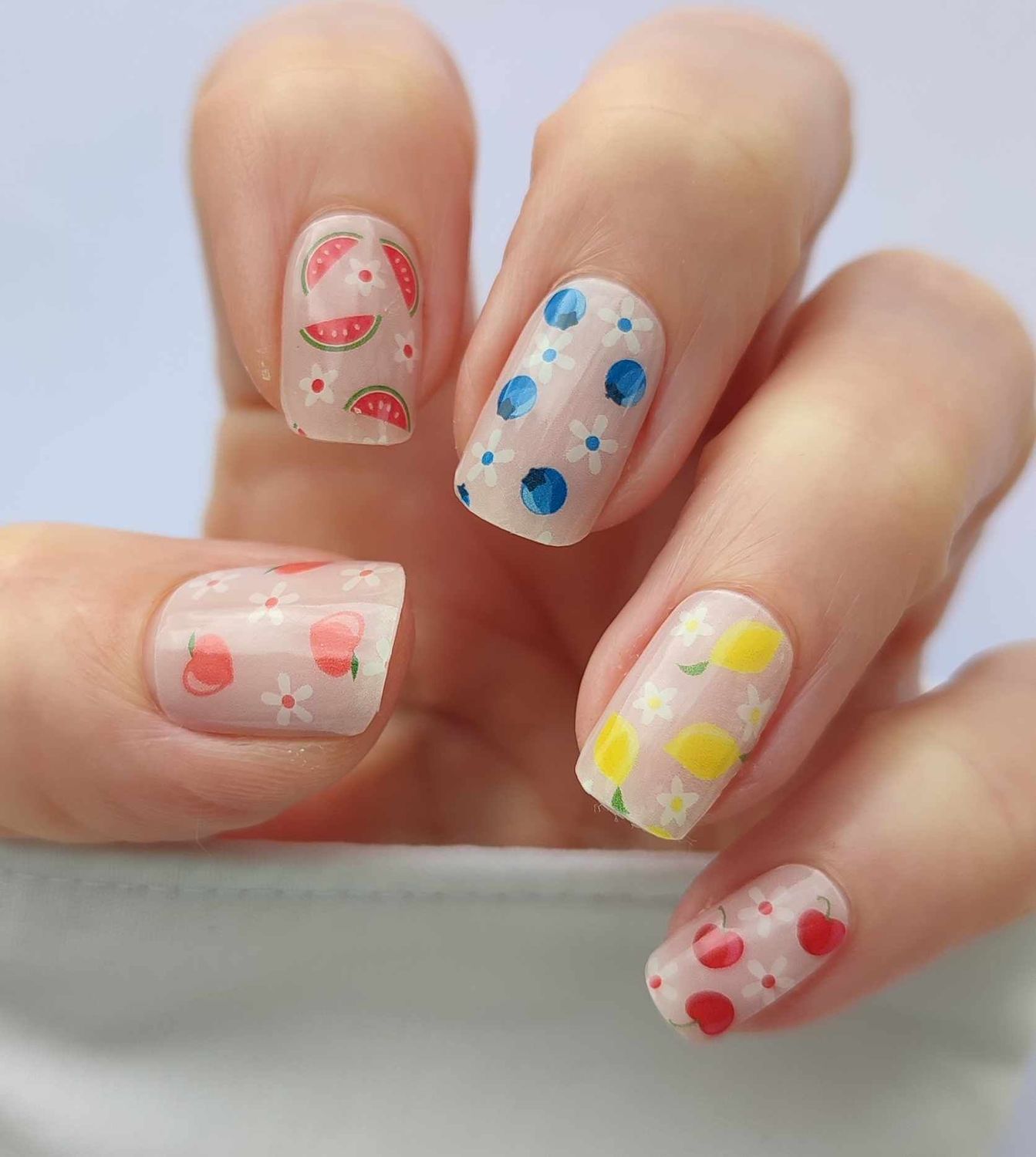 Tutti Frutti, auf zartrosa Base, UV-Gel-Folie, 30er-Nagelfolie, Magic Nail Wraps, NG300056