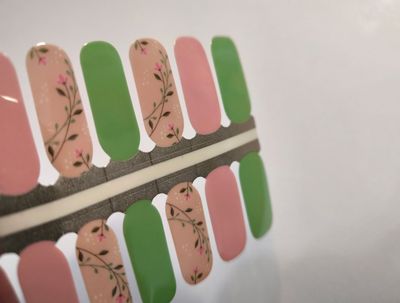Candy Flowers, matte 16er-Nagelfolie Magic Nail Wraps Candy Flowers, matte 16er-Nagelfolie Magic Nail Wraps