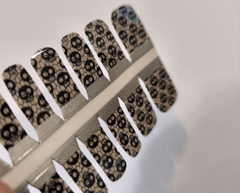 Skullz, nachtleuchtende 16er-Fussfolie Magic Nail Wraps