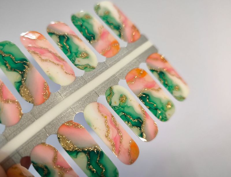 Soft Marble Dust, teilweise semitransparente 16-er Nagelfolie Magic Nail Wraps Soft Marble Dust, teilweise semitransparente 16-er Nagelfolie Magic Nail Wraps