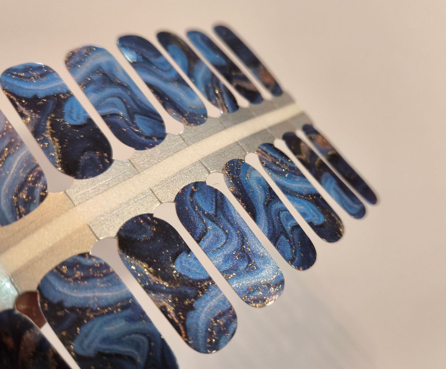 Shattered Blue, Pearl-Shimmer-Finish, 16-er Nagelfolie Magic Nail Wraps Shattered Blue, Pearl-Shimmer-Finish, 16-er Nagelfolie Magic Nail Wraps