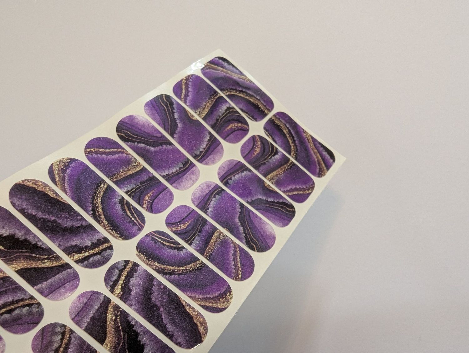 Purple Devotion, Pearl-Shimmer-Finish, 22er-Premium Nagelfolie Magic Nail Wraps Purple Devotion, Pearl-Shimmer-Finish, 22er-Premium Nagelfolie Magic Nail Wraps