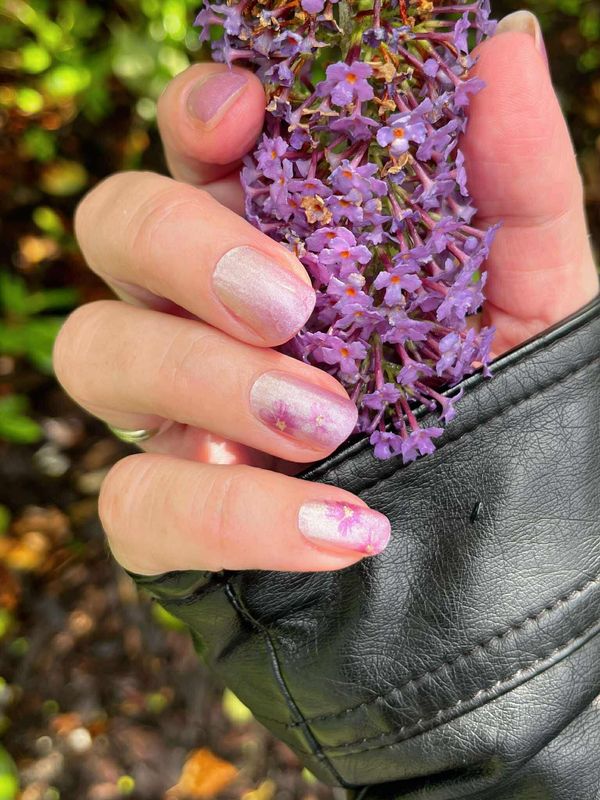 Violet Flowers, Pearl-Shimmer-Finish, 16-er Nagelfolie Magic Nail Wraps Violet Flowers, Pearl-Shimmer-Finish, 16-er Nagelfolie Magic Nail Wraps