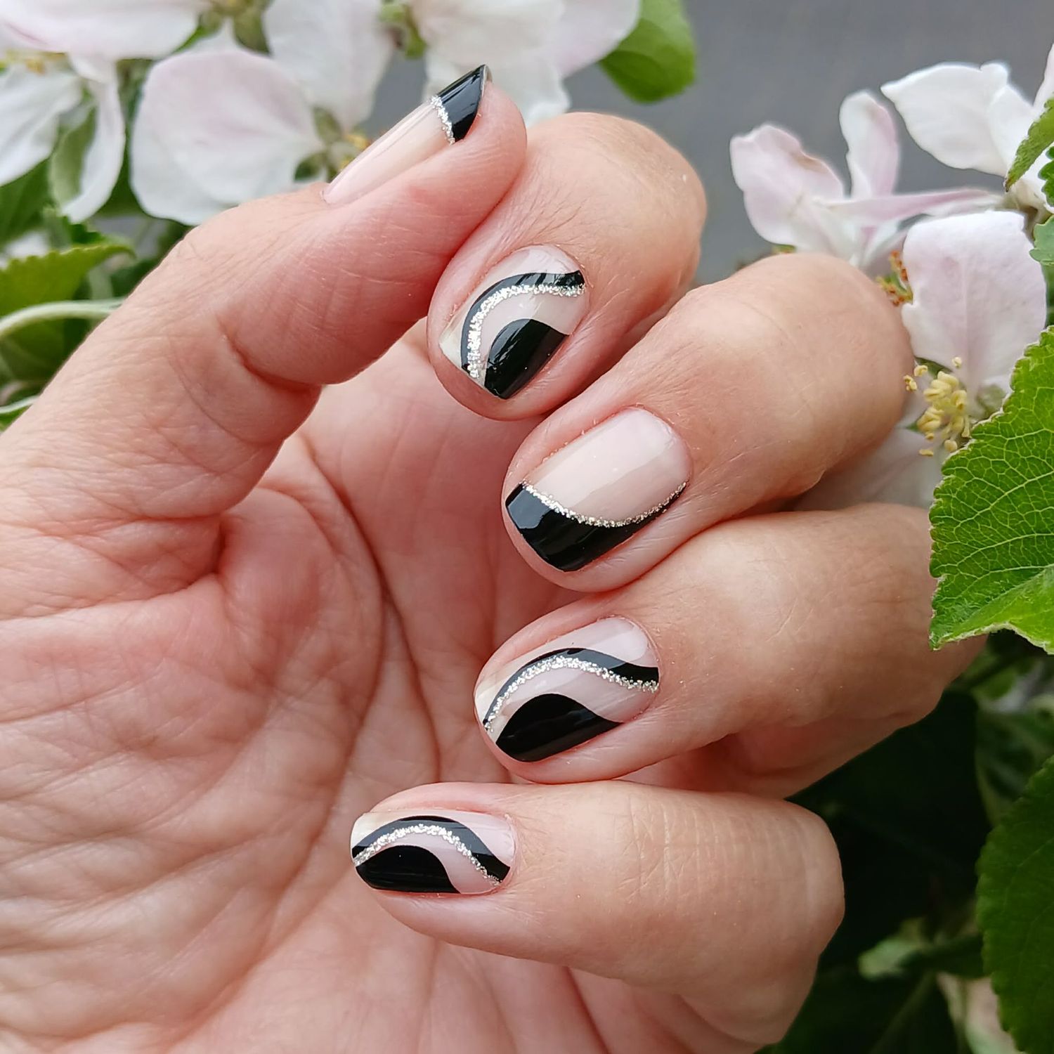 Not French but black, teilweise transparent, 16er-Nagelfolie Magic Nail Wraps Exklusivdesign Not French but black, teilweise transparent, 16er-Nagelfolie Magic Nail Wraps Exklusivdesign
