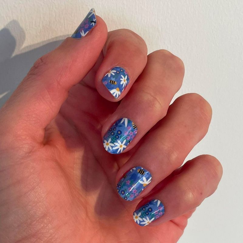 Auf der blauen Wiese, 16-er Nagelfolie Magic Nail Wraps Auf der blauen Wiese, 16-er Nagelfolie Magic Nail Wraps