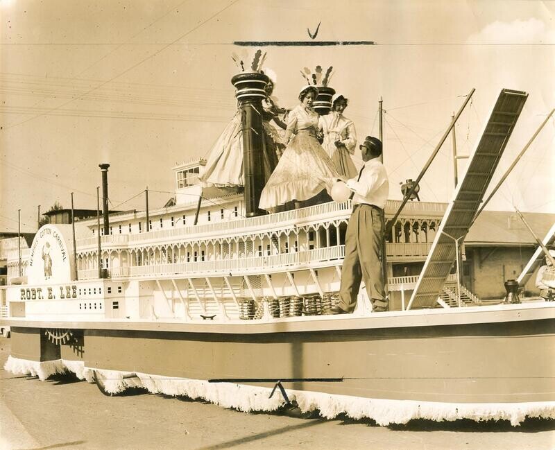 1951: Memphis Cotton Carnival paddle steamer Robert E. Lee parade float