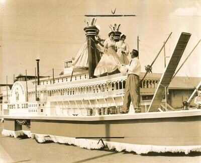 1951: Memphis Cotton Carnival paddle steamer Robert E. Lee parade float