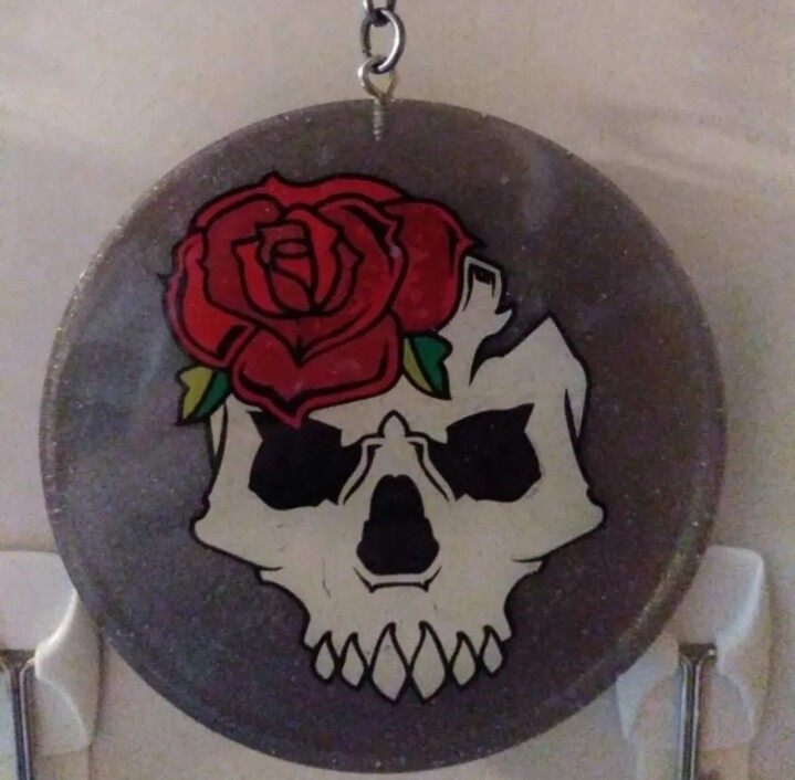 3&quot; round Skull &amp; Rose Keychain/Bag Tag